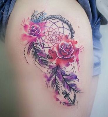  Tatouage attrape rêve avec des roses rouges sur le haut de la cuisse